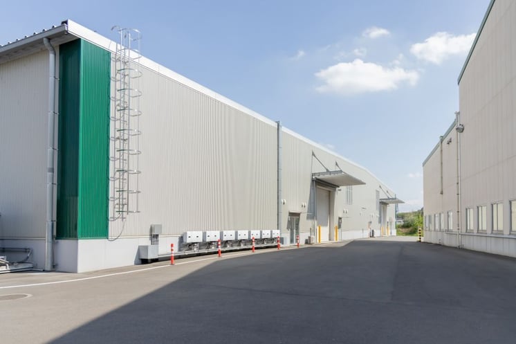 工場の耐用年数は構造でどう変わる？鉄骨工場の基準と減価償却費を正しく計算する手順
