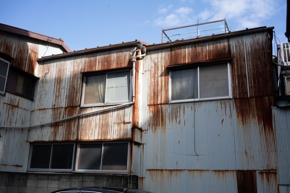 老朽化した工場・倉庫が抱える特有のリスク｜アスベスト・旧耐震・社会的責任のイメージ画像