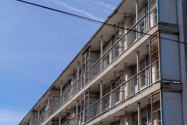 建物が法定耐用年数を超えたらどうなる？寿命との違いや建て替え・修繕の判断基準をプロが解説