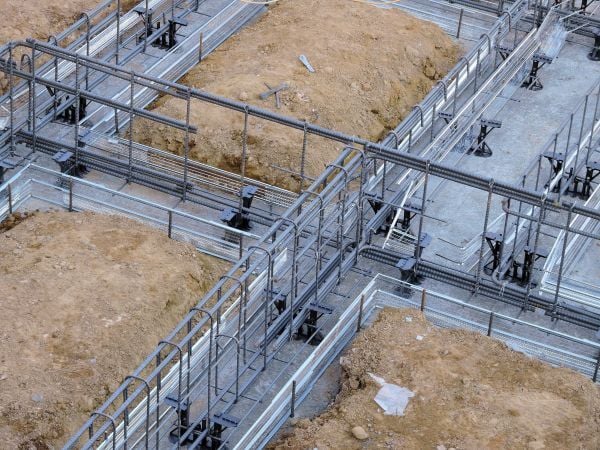 システム建築の頑丈な鉄骨骨組みの施工風景