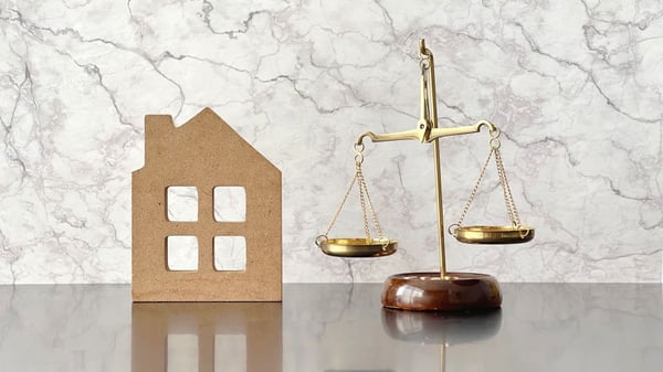 「修繕・リフォーム」か「建て替え」か？後悔しないための判断基準とコスト比較のイメージ画像