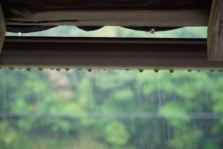 雨漏りの修繕はどうしたらいい?応急処置や具体的な修理方法について解説